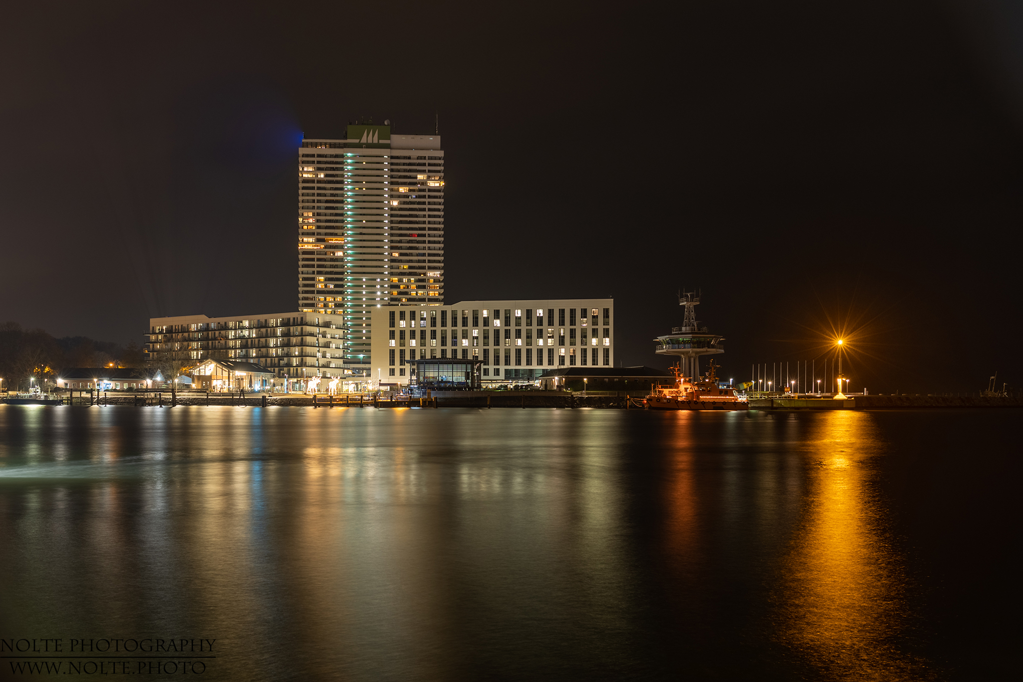 Hotel-Ensemble in Travemünde bei Nacht